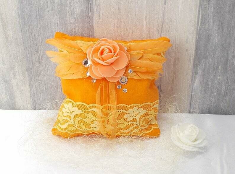 Ringkissen,  orange mit Federn und Rose