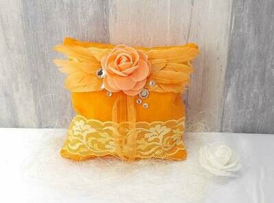 Ringkissen,  orange mit Federn und Rose