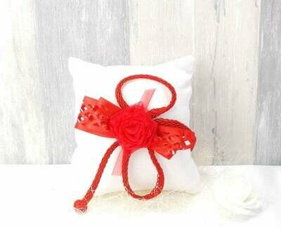 Ringkissen,  weiß, Satin mit roter Rose