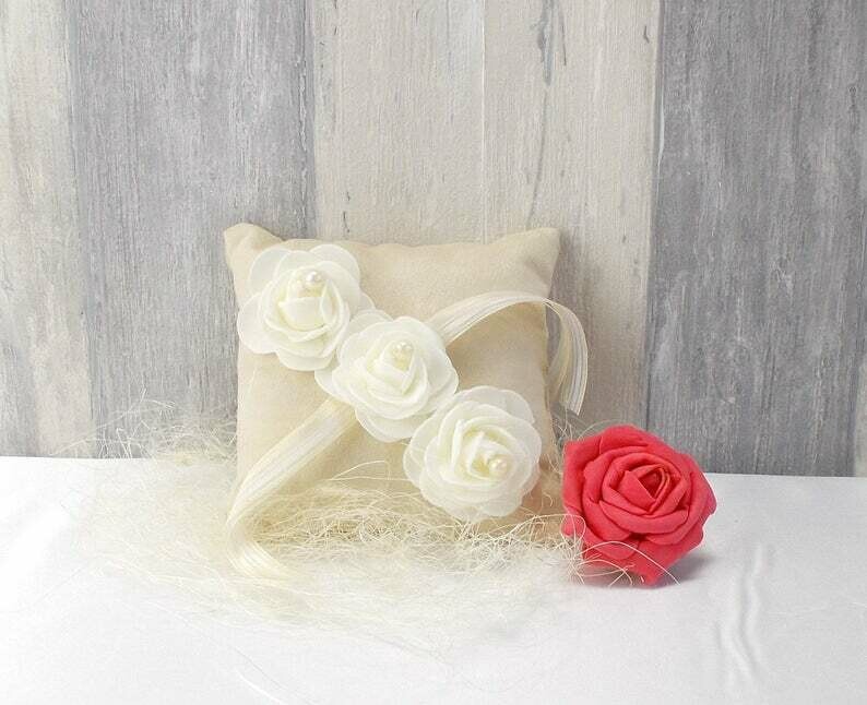 Ringkissen,  Velourstoff in creme