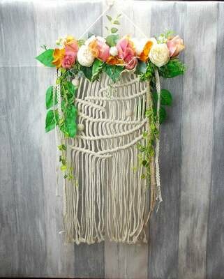 Wandbehang, Traumfänger in Makramee Technik mit Blumen