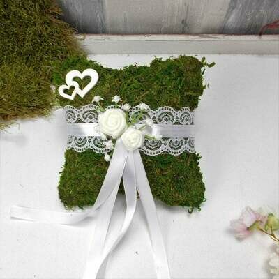 Ringkissen mit Moos, Mooskissen mit Spitze und kleinen Röschen