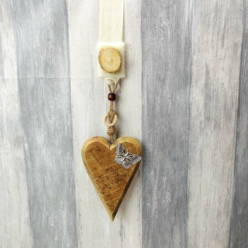 Fensterdeko, Holzherz mit creme farbigen Aufhängeband