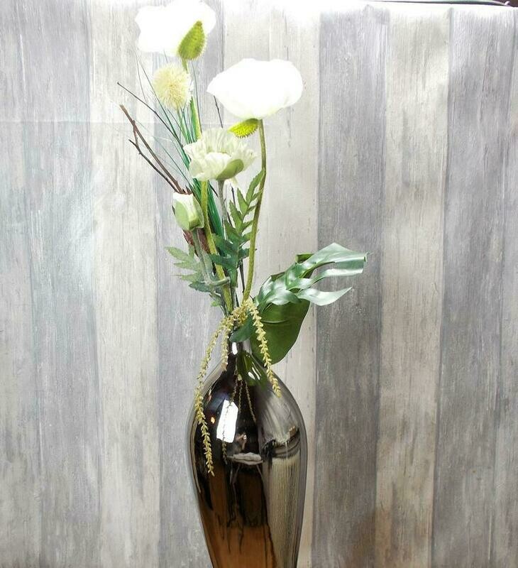Elegantes Tischgesteck in silberner Vase, Tischdeko
