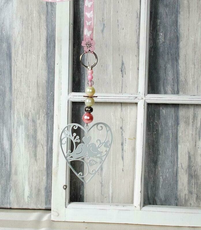 Fensterdeko, Herz  in weiß aus Metall, mit süßem Vogel