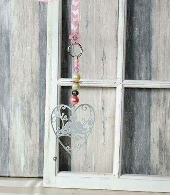 Fensterdeko, Herz  in weiß aus Metall, mit süßem Vogel