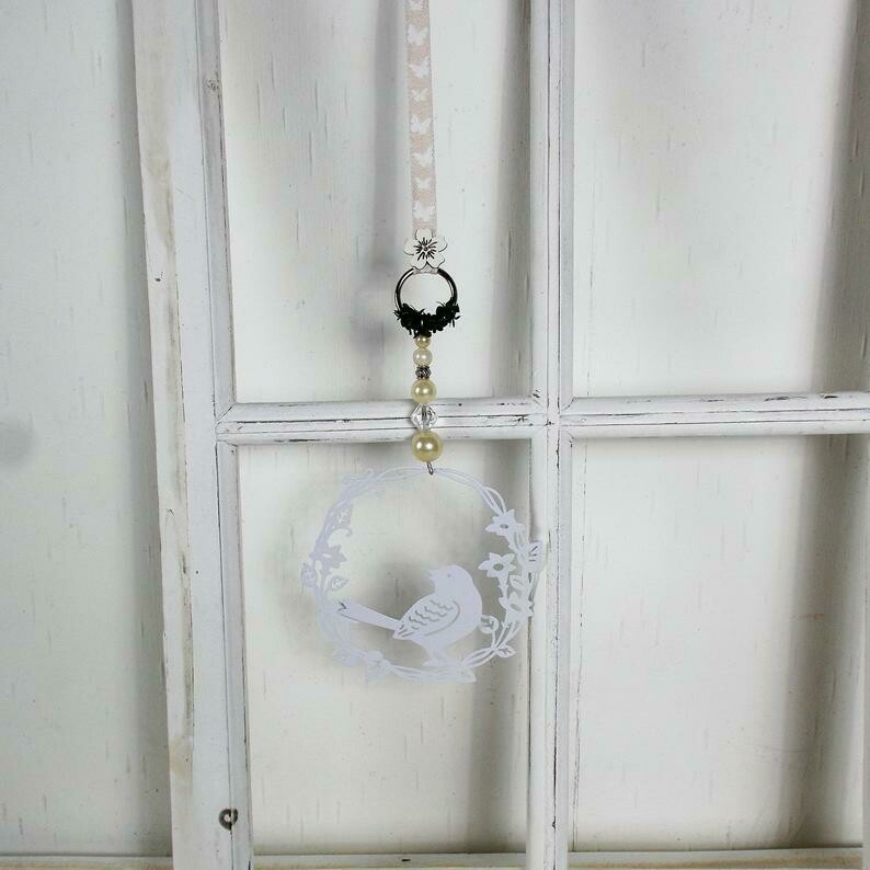 Fensterdeko in weiß aus Metall, mit süßem Vogel