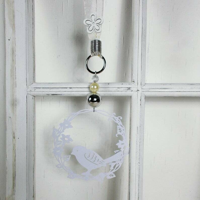 Fensterdeko in weiß aus Metall, mit süßem Vogel