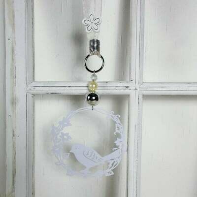 Fensterdeko in weiß aus Metall, mit süßem Vogel