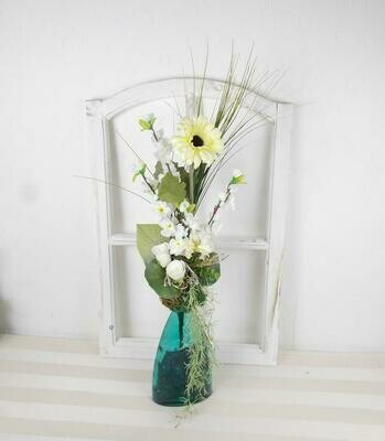 blaue Vase aus Glas dekoriert mit Kunstblumen, Tischdeko