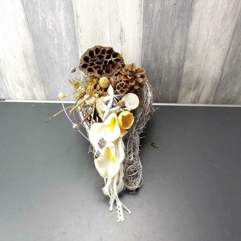 Grabgesteck Herz mit Naturdeko und Callas