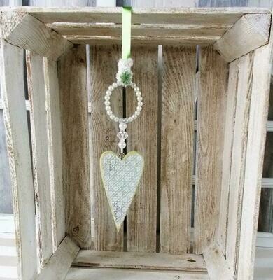Fensterdeko, Herz in shabby grün, mit Perlenring, Hänger Fensterdeko, Herz in shabby grün, mit Perlenring, Hänger