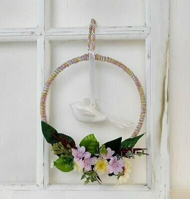 Deko-Ring mit Blumen und weißem Vogel, Fensterdeko