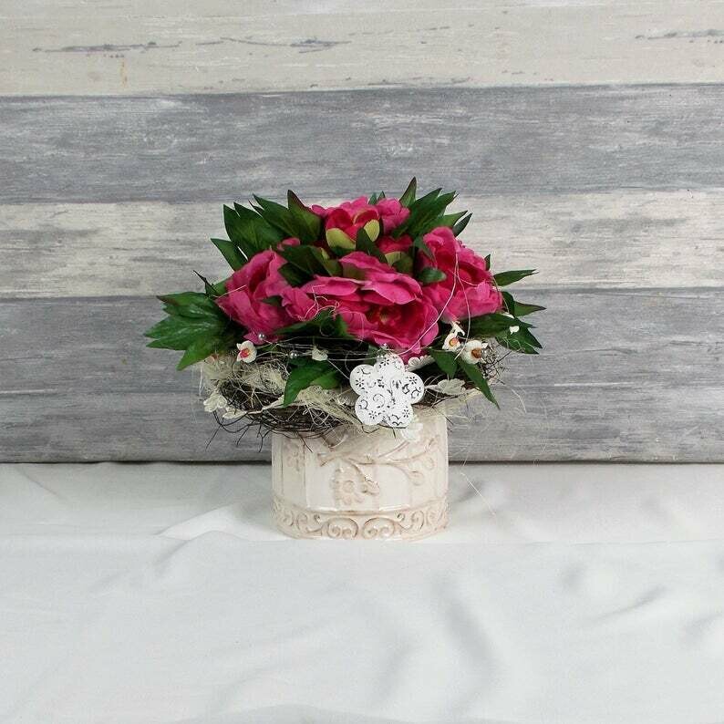 Tischdeko mit Rosen in pink im Shabby Chic Gefäß