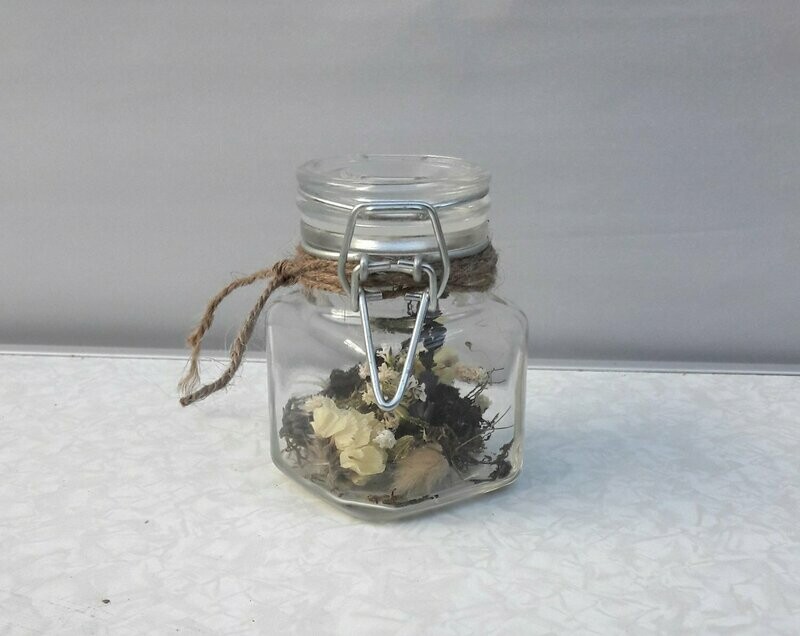 Trockenblumendeko, Trockenblumen im Glas, Tischdeko, Tischgesteck aus Trockenblumen, Sommerdeko, weiß natur
