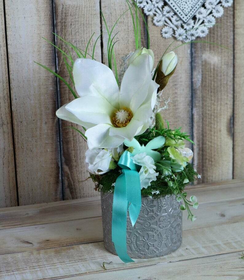 Frühlingsdeko, Tischgesteck, weiß silberfarben, mit Magnolie
