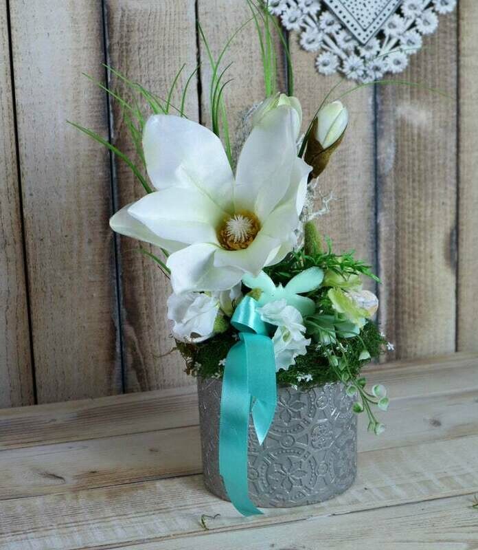 Frühlingsdeko, Tischgesteck, weiß silberfarben, mit Magnolie