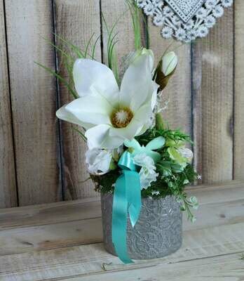 Frühlingsdeko, Tischgesteck, weiß silberfarben, mit Magnolie Frühlingsdeko, Tischgesteck, weiß silberfarben, mit Magnolie