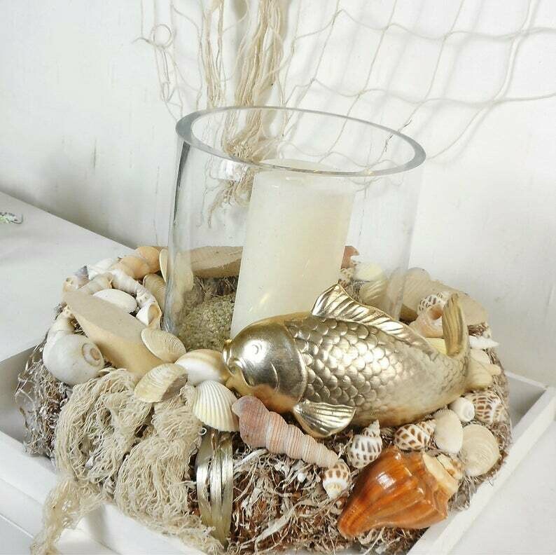 Tischdeko maritim, Tischgesteck maritim, Tischkranz Windlicht, mit goldfarbigem Fisch