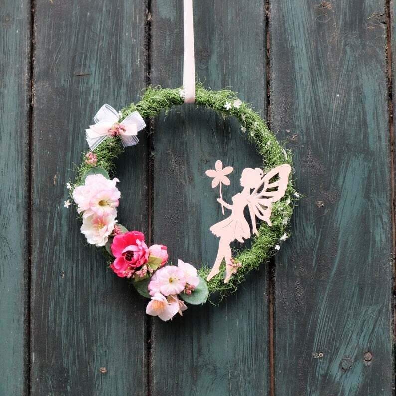 Fensterdeko Kranz in rosa Tönen, Landhausdeko, Frühlingsdeko mit Elfe