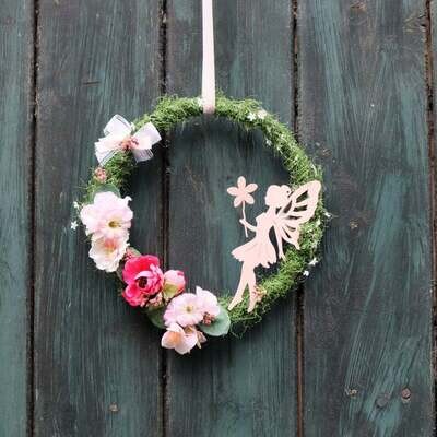 Fensterdeko Kranz in rosa Tönen, Landhausdeko, Frühlingsdeko mit Elfe