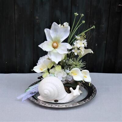 Tischgesteck groß im Vintagestil auf altem Glasteller