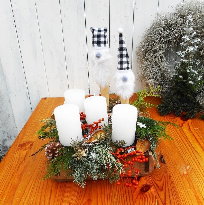 Adventskranz frisch in rustikalem Holzkasten, Weihnachtsdeko