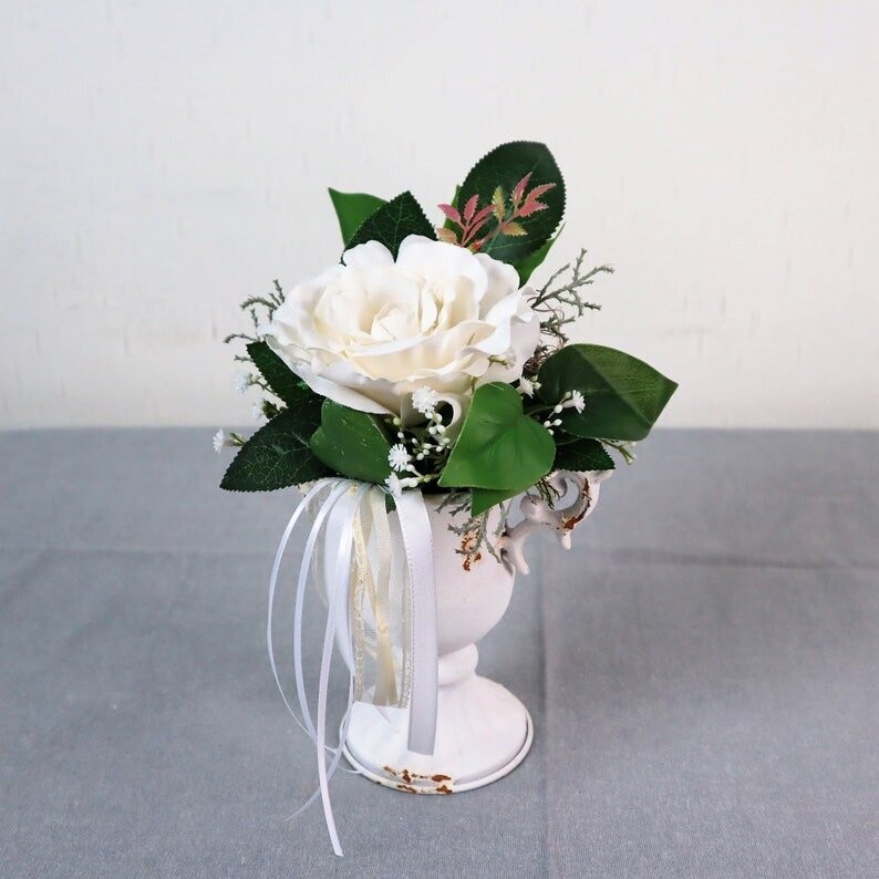 Tischgesteck mit Rose, weiß edel, Tischdeko