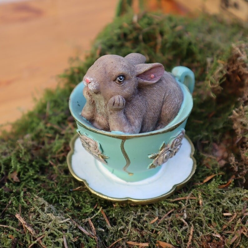 Osterdeko Osterhase in der Tasse, Floristikdeko