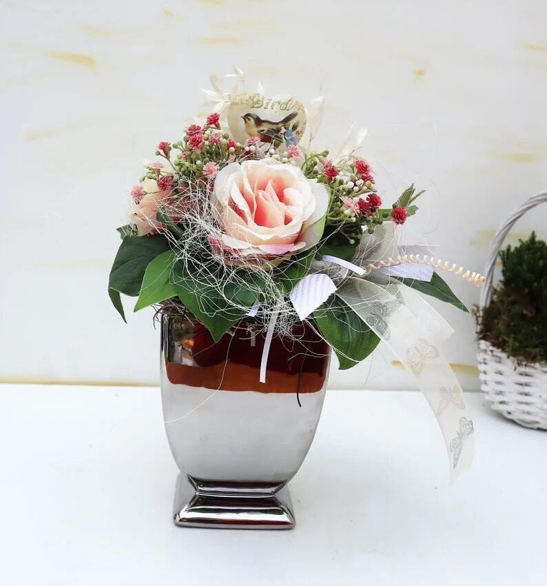 Tischgesteck Tischdeko edel silberfarben mit Rose