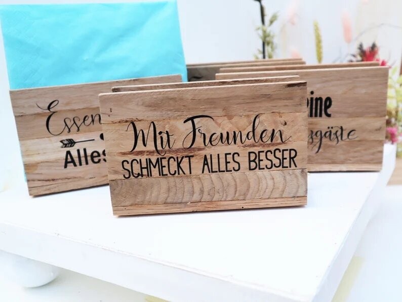 Serviettenhalter aus Holz mit Spruch
Mit Freunden...