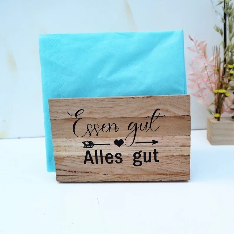 Serviettenhalter aus Holz mit Spruch
Essen gut...