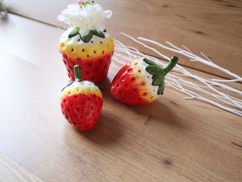 Tischdeko Erdbeeren oder Vase
GROßE ERDBEERE