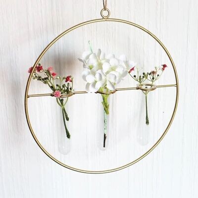 Kranz Loop mit drei Glasvasen