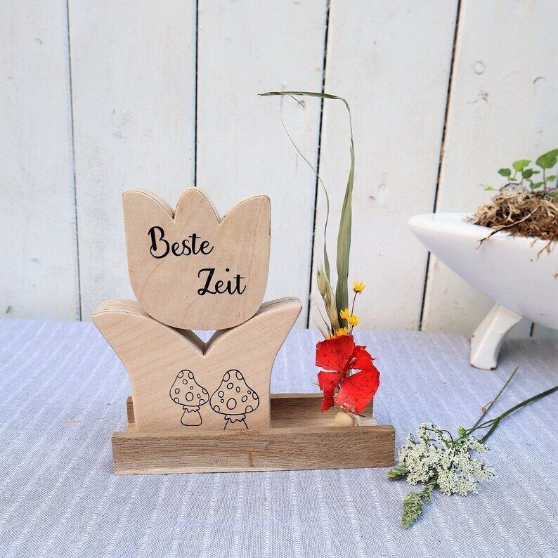 Blume auf Holzsockel Wohndeko mit Trockenblumen