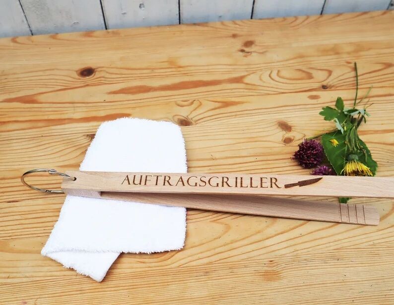 Gravierte Holz Grillzange personalisierbar Auftragsgriller