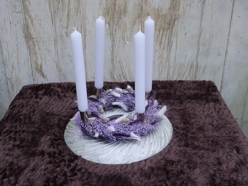 Adventskranz Holz mit Trockenblumen lila silberfarbig modern