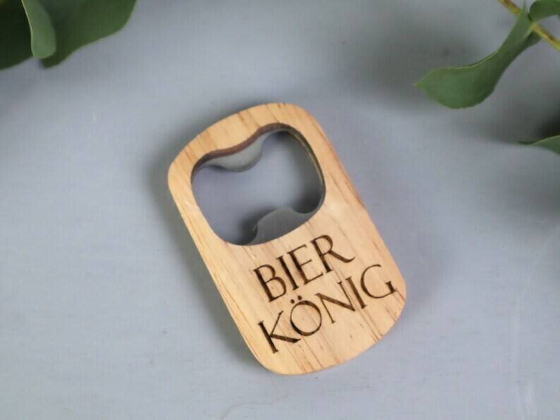 Flaschenöffner Holz graviert personalisiert Geschenk Bierkönig MIT SÄCKCHEN