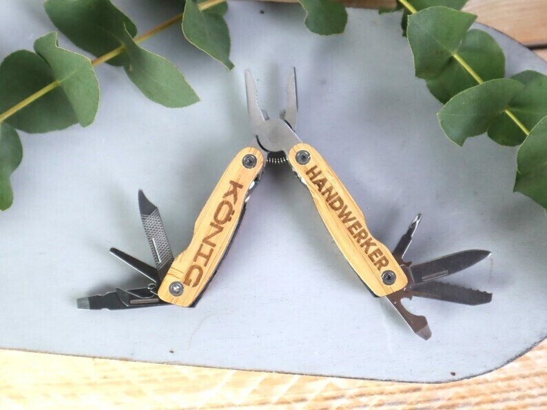 Geschenk Idee Multi Werkzeug Holz graviert personalisierbar OHNE SÄCKCHEN