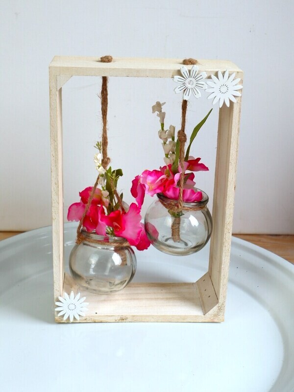 Fensterdeko, Rahmen mit dekorierter Vase