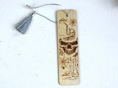 Lesezeichen Holz graviert personalisiert Kleines Geschenk Idee Skull Totenkopf