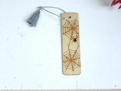 Lesezeichen Holz graviert personalisiert Kleines Geschenk Idee Spinnennetz #2