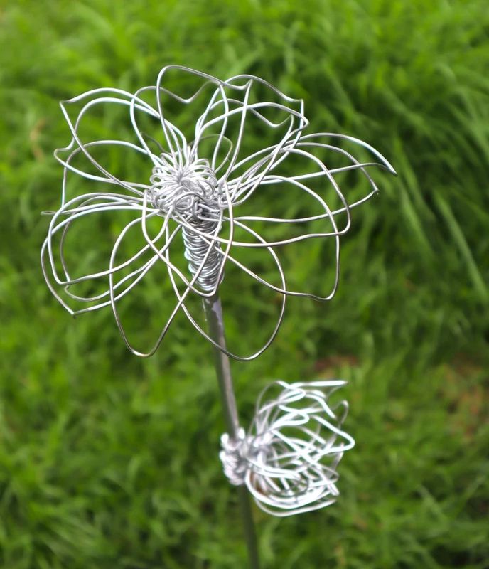 Gartenstecker Blume handgefertigt Aluminium Gartendeko silber farbig