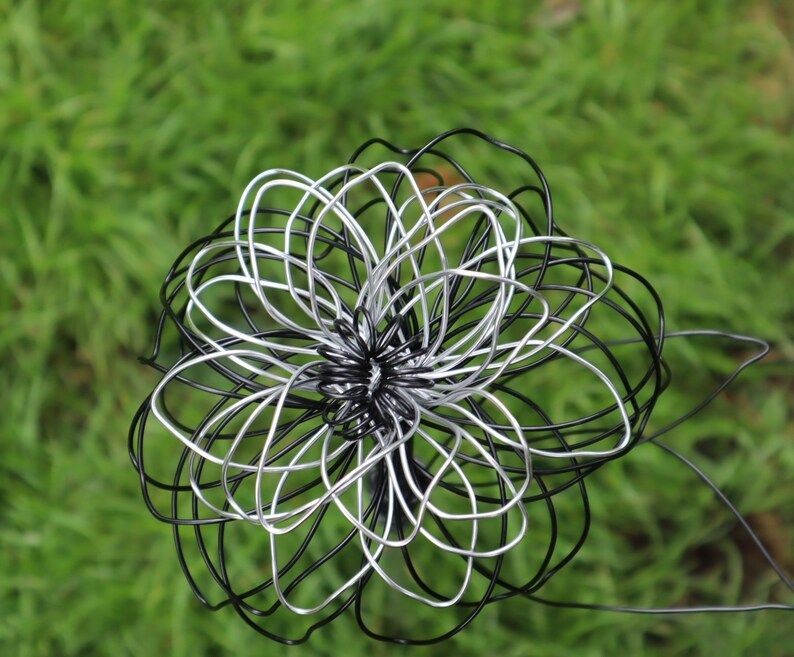 Gartenstecker Blume handgefertigt Aluminium Gartendeko schwarz silber farbig