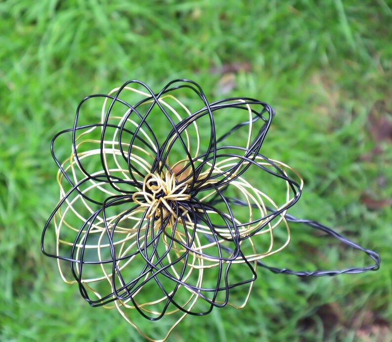 Gartenstecker Blume handgefertigt Aluminium Gartendeko schwarz gold farbig