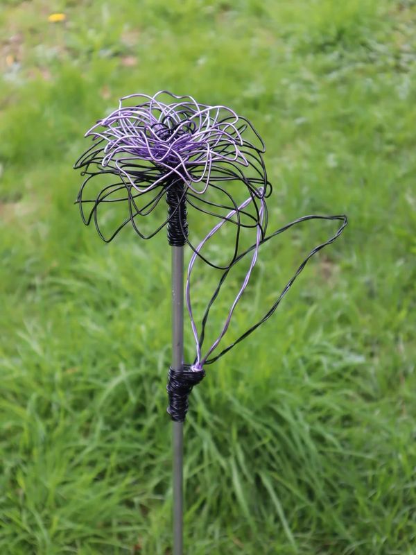 Gartenstecker Blume handgefertigt Aluminium Gartendeko schwarz lila