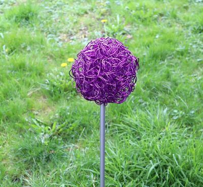 Beetstecker Kugel Gartenstecker Blumenstecker Stecker handgefertigt Aluminium Gartendeko lila