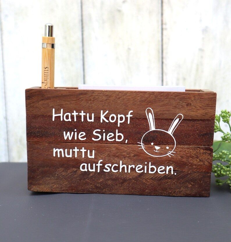 Geschenk Idee mit graviertem Kuli und Notizzettelhalter dunkles Holz