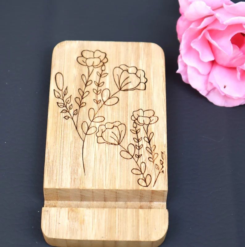 Handyhalter graviert personalisierbar Holz Halterung für Mobiltelefon Blumen