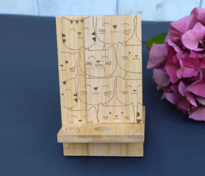 Handy Smartphone Halter Holz graviert Personalisierbar mit Katzen Motiv